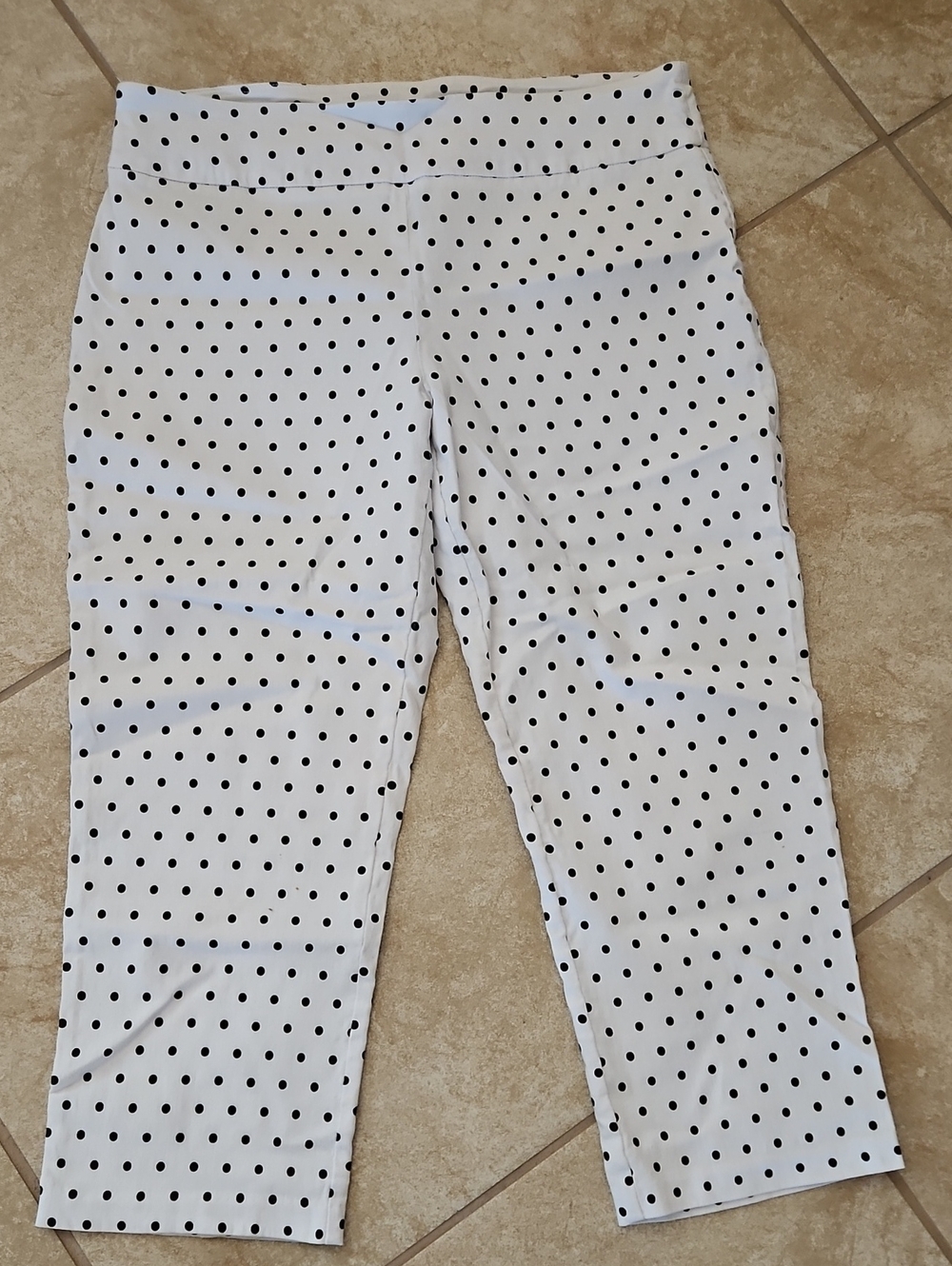 ATTRE WHITE W/BLACK POLKA DOT PULL ON CAPRIS SZ 12